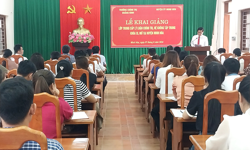 Minh Hóa: Khai giảng lớp trung cấp lý luận chính trị hệ không tập trung, khóa 11