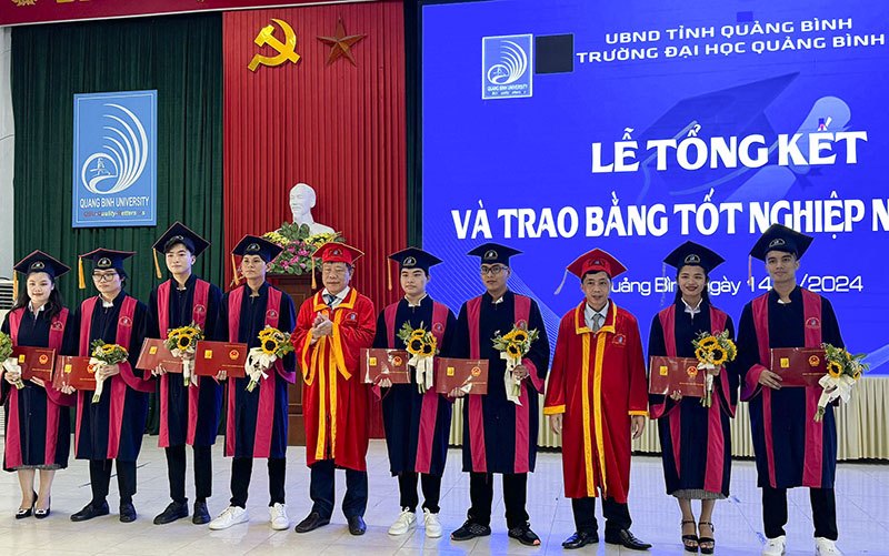 Trên 200 sinh viên Trường đại học Quảng Bình được trao bằng tốt nghiệp
