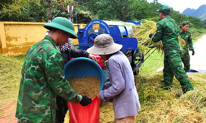 Giúp dân trong mùa vụ mới