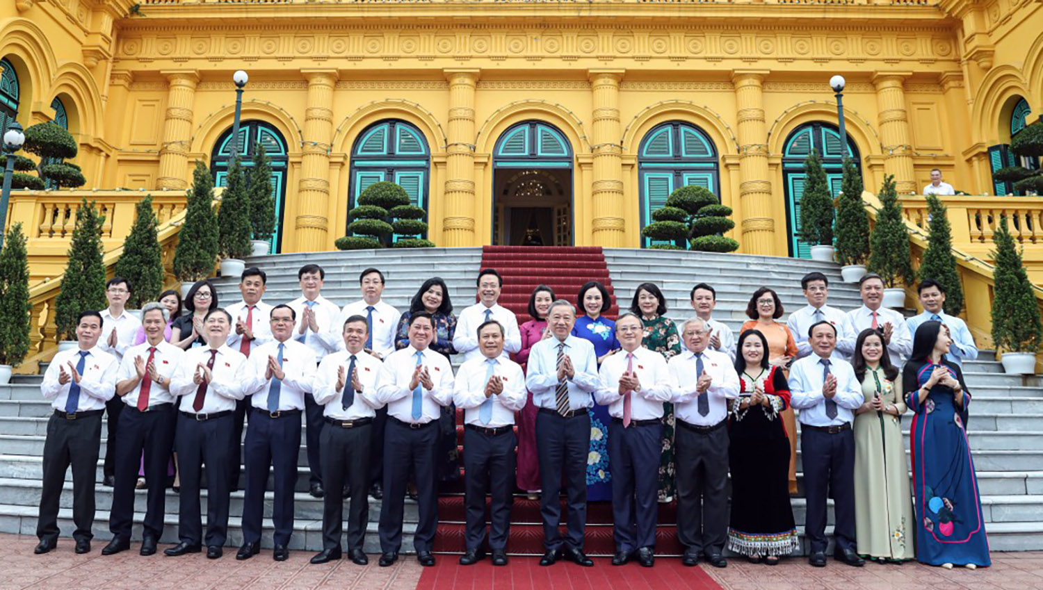 Đại biểu Quốc hội thảo luận tại tổ về các dự thảo luật