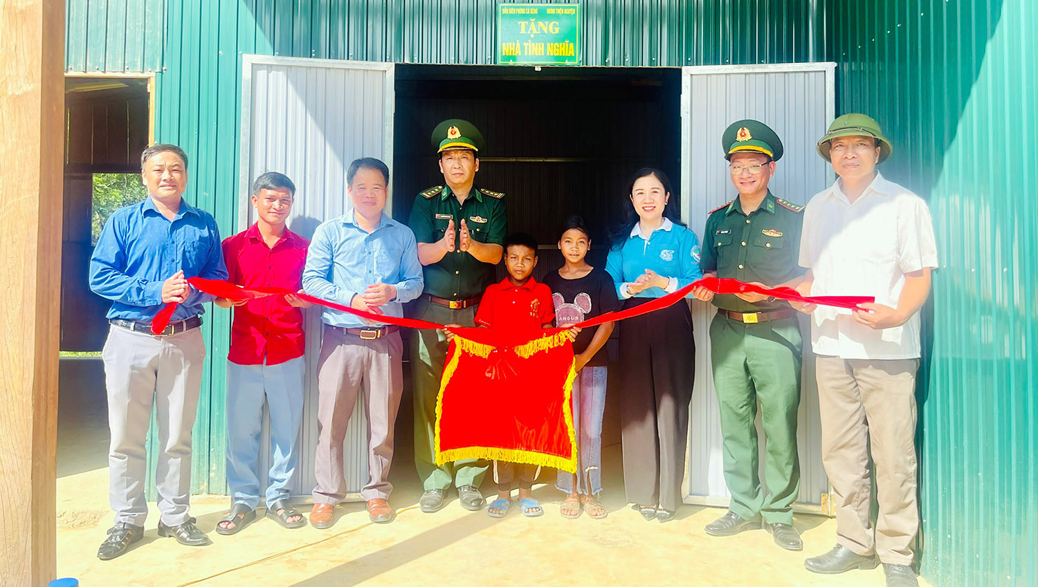 Bàn giao nhà tình nghĩa cho trẻ mồ côi đặc biệt khó khăn
