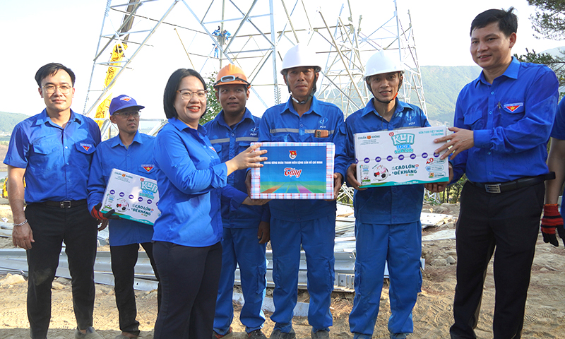 Thăm đội hình thanh niên hỗ trợ đường dây 500kV mạch 3 Quảng Trạch đến Phố Nối