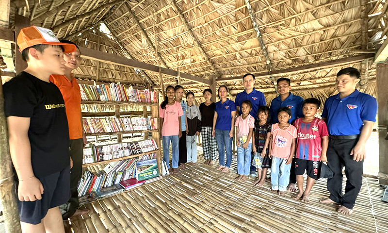 Thực hiện chương trình "Tủ sách cho trẻ em" tại xã Ngân Thủy