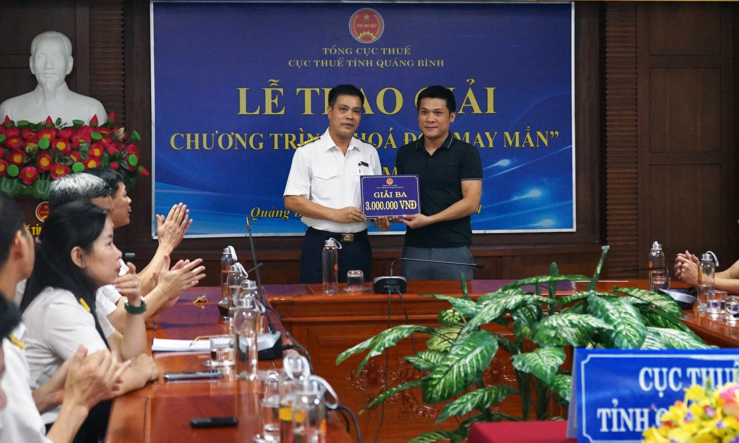 114 người mua hàng trúng thưởng "Hóa đơn may mắn"