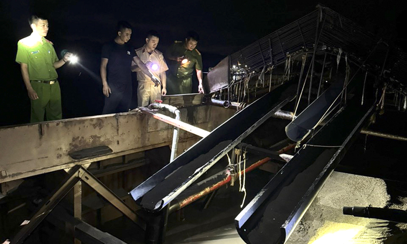 Phát hiện, bắt giữ vụ khai thác cát trái phép