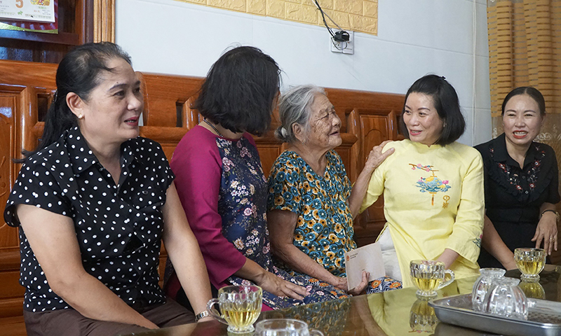 Thăm, tặng quà các Bà mẹ Việt Nam anh hùng