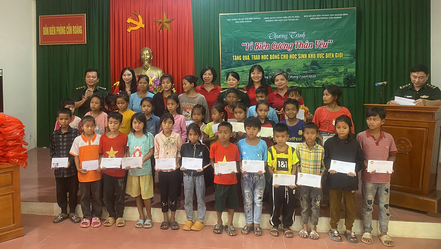 Chương trình "Vì biên cương thân yêu" tặng quà cho học sinh xã Thượng Trạch