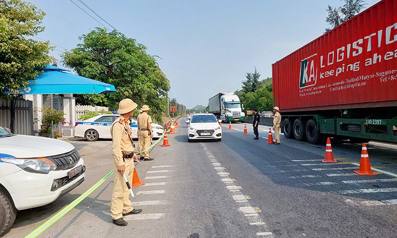 Tạm giữ 40 giấy phép lái xe trên môi trường điện tử