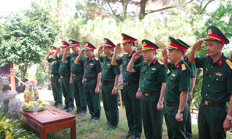 Bộ Tư lệnh Quân khu 4: Dâng hương, viếng mộ Đại tướng Võ Nguyên Giáp và các Anh hùng liệt sỹ