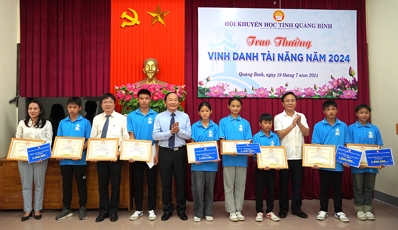 Hội Khuyến học tỉnh: Trao thưởng thành tích cao trên các lĩnh vực