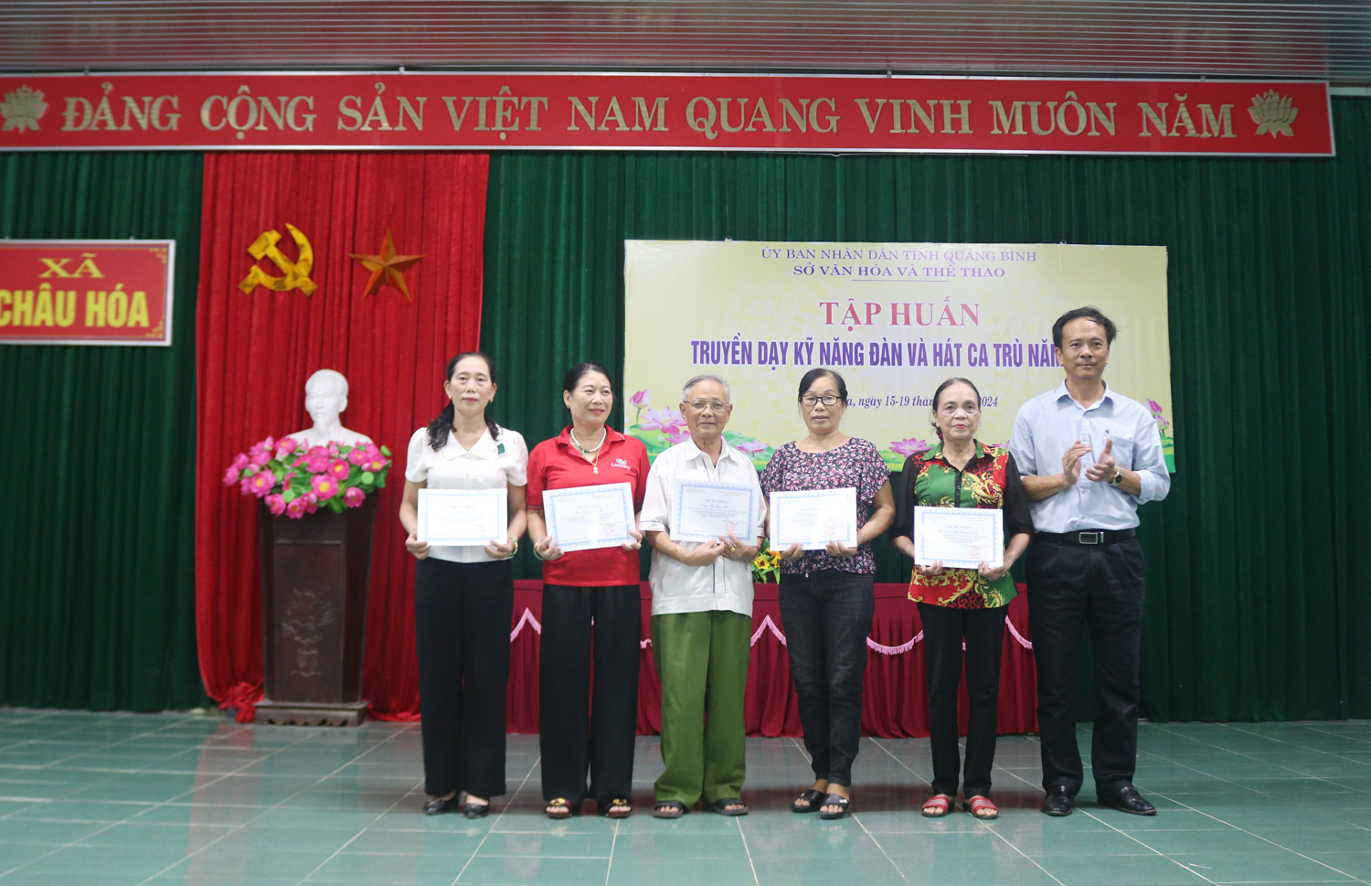 Truyền dạy kỹ năng đàn và hát ca trù