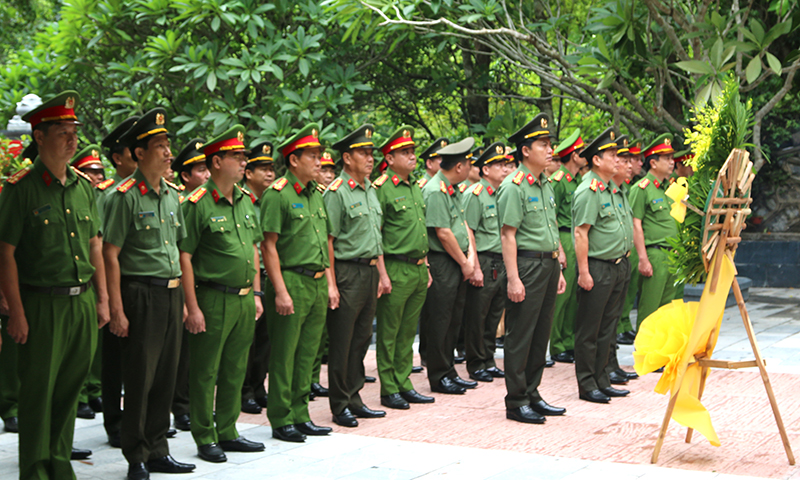 Công an tỉnh: Dâng hương tưởng niệm các anh hùng liệt sỹ