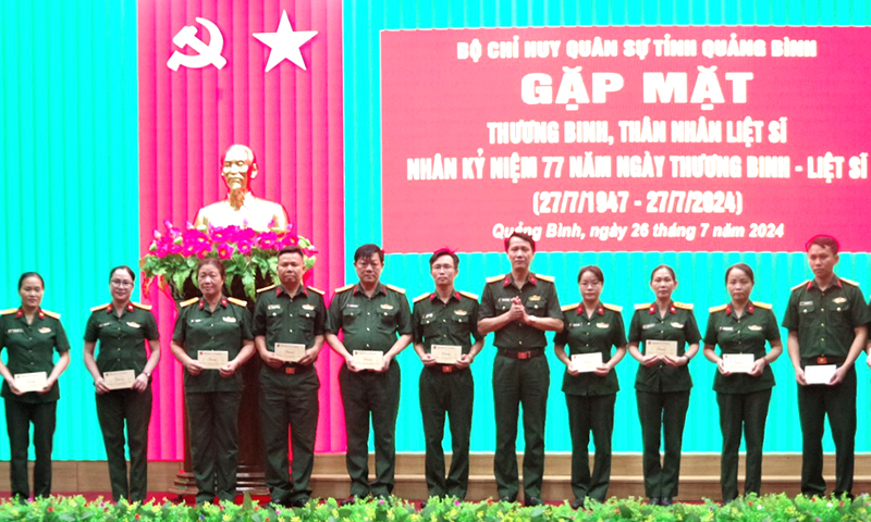 Bộ Chỉ huy Quân sự tỉnh gặp mặt, tặng quà thương binh, thân nhân liệt sỹ