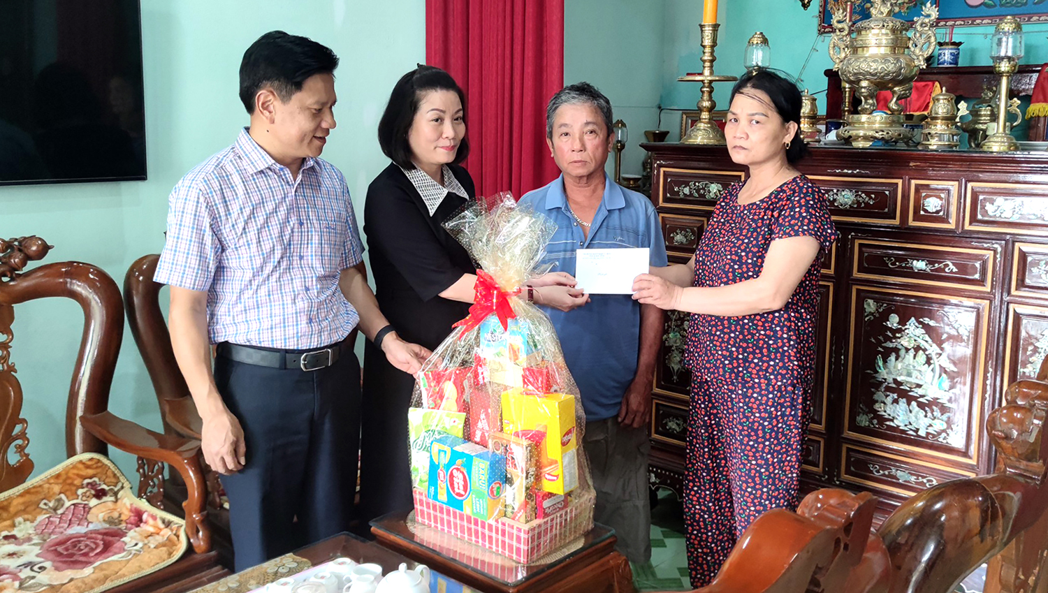 Lãnh đạo Đoàn đại biểu Quốc hội và HĐND tỉnh thăm các gia đình liệt sỹ