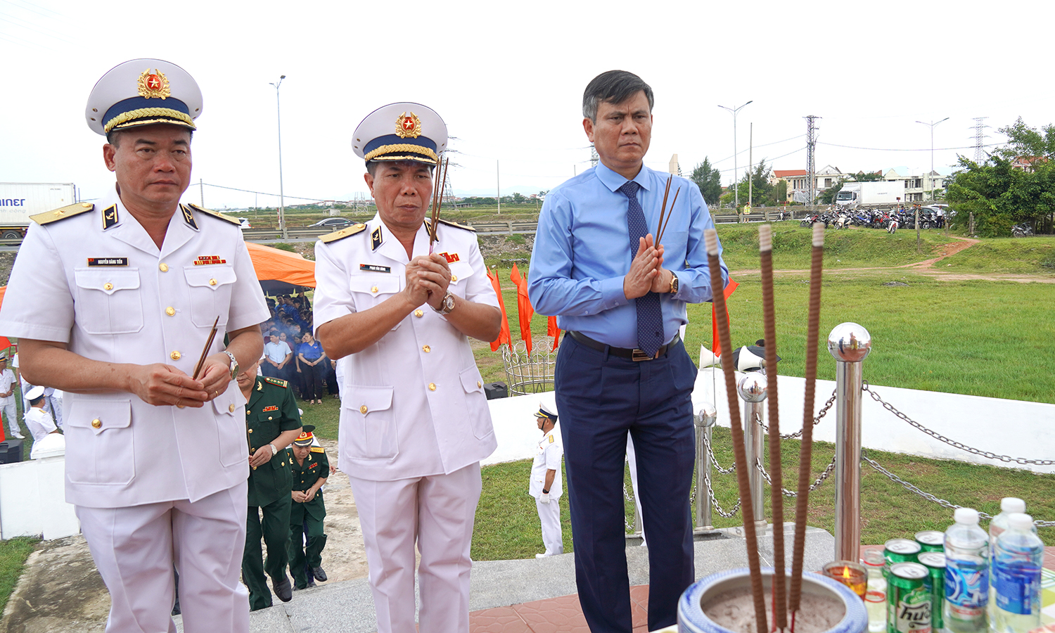 Tưởng niệm anh hùng, liệt sỹ và nhân dân hy sinh trong chiến thắng trận đầu trên sông Gianh