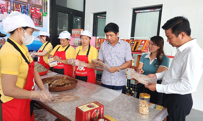 Thúc đẩy xây dựng nông thôn mới thực chất và phát triển mạnh mẽ sản phẩm OCOP
