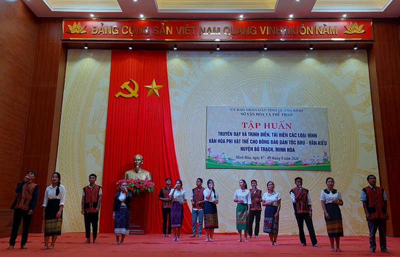 Truyền dạy, trình diễn và tái hiện các loại hình văn hóa phi vật thể cho đồng bào dân tộc Bru-Vân Kiều