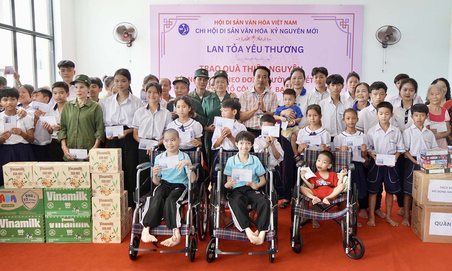 Chi hội Di sản văn hóa Kỷ Nguyên Mới: Trao hỗ trợ Trung tâm Công tác xã hội tỉnh