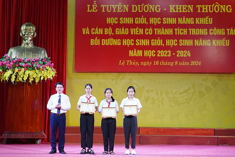 Lệ Thủy: Tuyên dương học sinh giỏi, học sinh năng khiếu và giáo viên