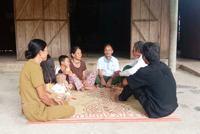 Người hết lòng vì dân bản