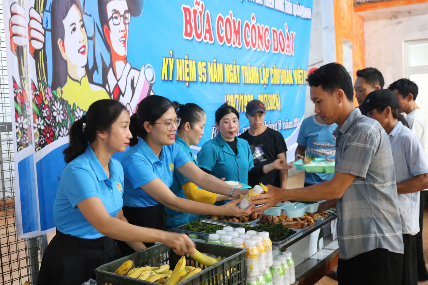 Đầm ấm bữa cơm công đoàn cho người lao động