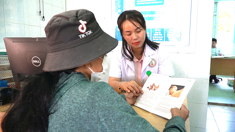 Phấn đấu loại trừ lây truyền HIV từ mẹ sang con vào năm 2030