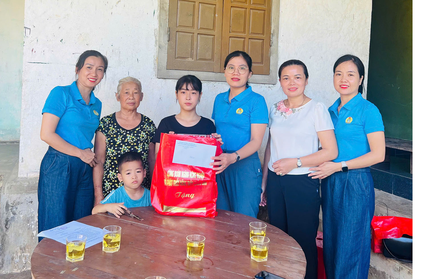 Ban Nữ công ngành Nông nghiệp và Phát triển nông thôn: Trao hỗ trợ chương trình "Mẹ đỡ đầu"