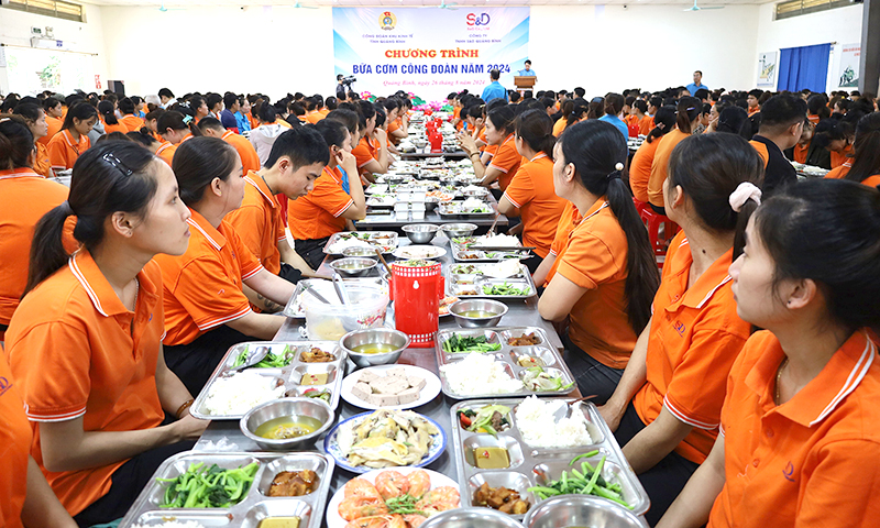 Hỗ trợ bữa ăn ca cho người lao động với số tiền gần 140 triệu đồng