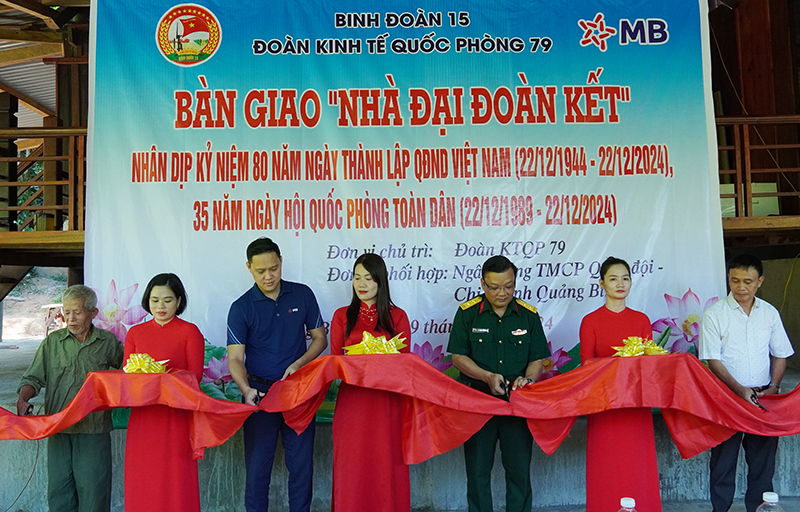 Bàn giao nhà "Đại đoàn kết" và "Nhà đồng đội"
