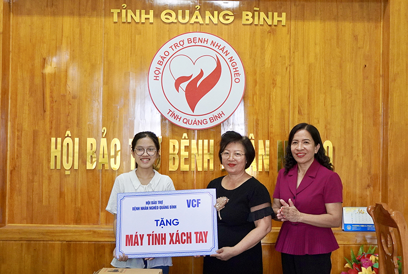 Trao hỗ trợ học sinh nghèo học giỏi