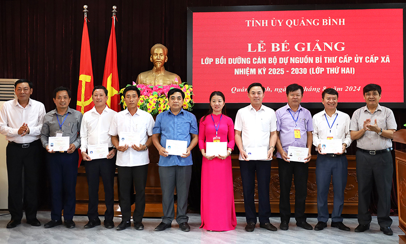 Bế giảng lớp bồi dưỡng cán bộ dự nguồn bí thư cấp ủy cấp xã
