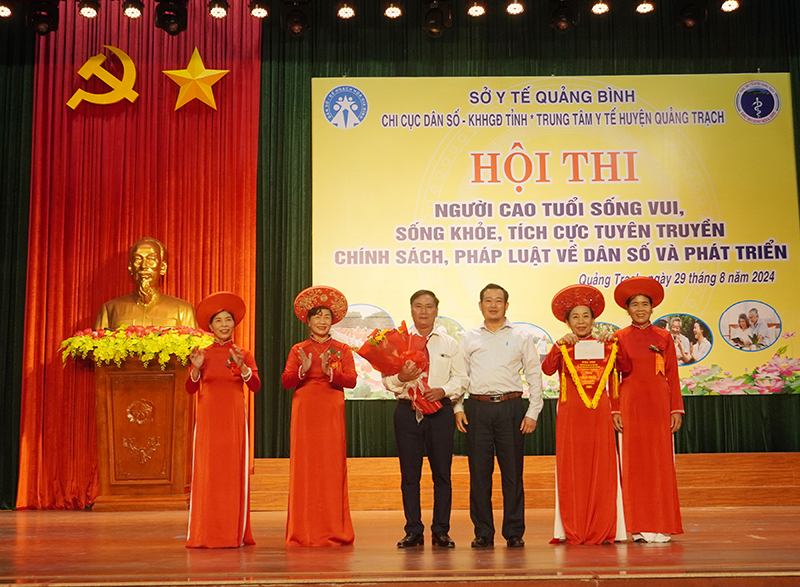 Người cao tuổi tuyên truyền chính sách, pháp luật về dân số và phát triển