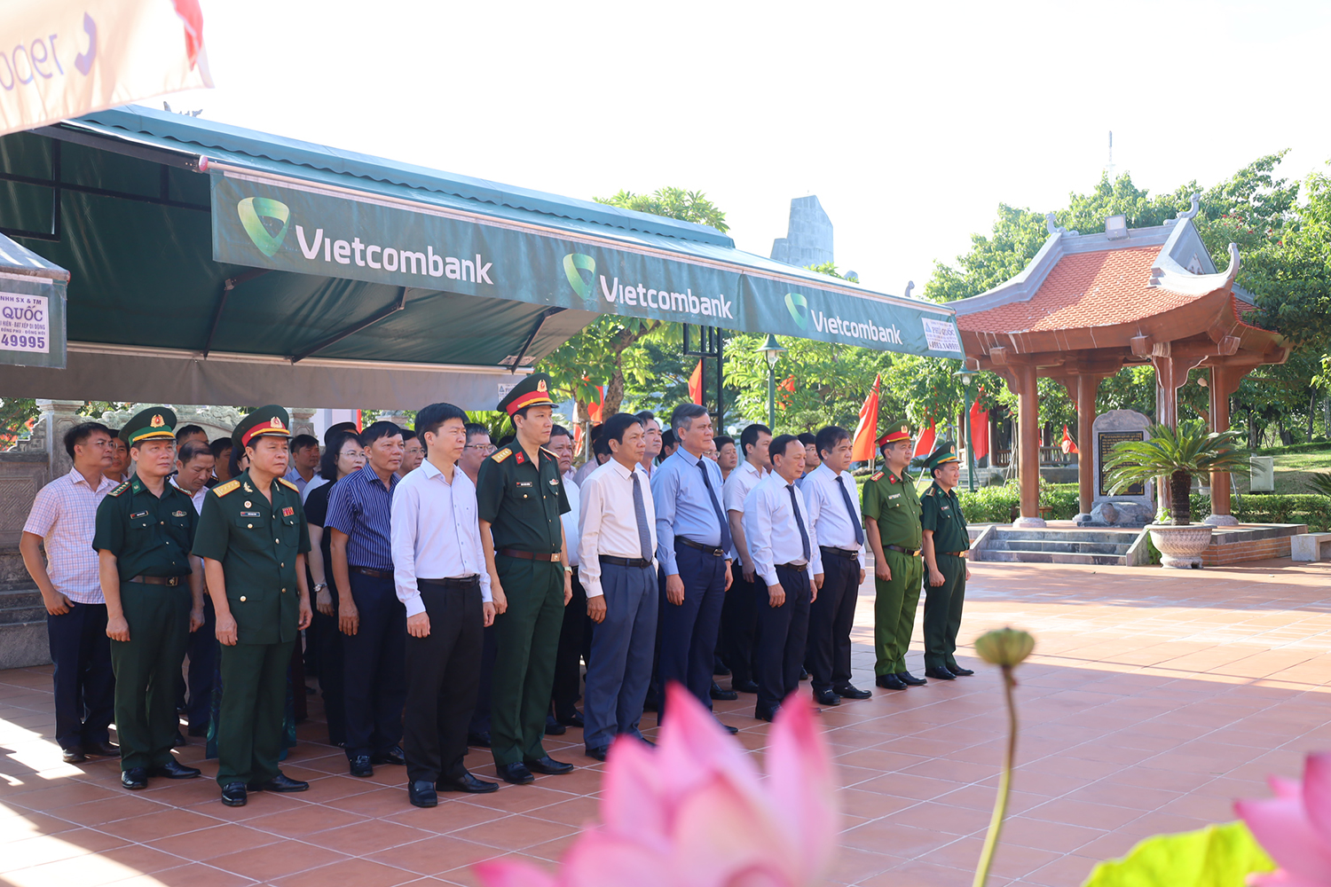 Dâng hương tưởng nhớ Chủ tịch Hồ Chí Minh và các anh hùng liệt sỹ
