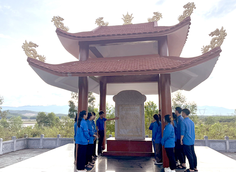Chiến khu xưa ngày mới