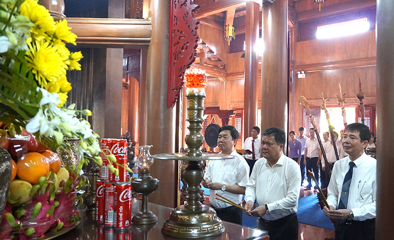 TP. Đồng Hới: Dâng hoa, dâng hương tưởng niệm Bác Hồ và các anh hùng liệt sỹ