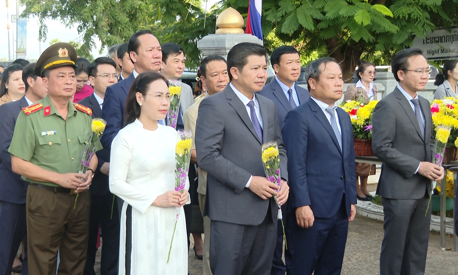 Lãnh đạo tỉnh Quảng Bình và tỉnh Sạ-vẳn-na-khệt (Lào) dâng hoa tại Tượng đài Chủ tịch Hồ Chí Minh