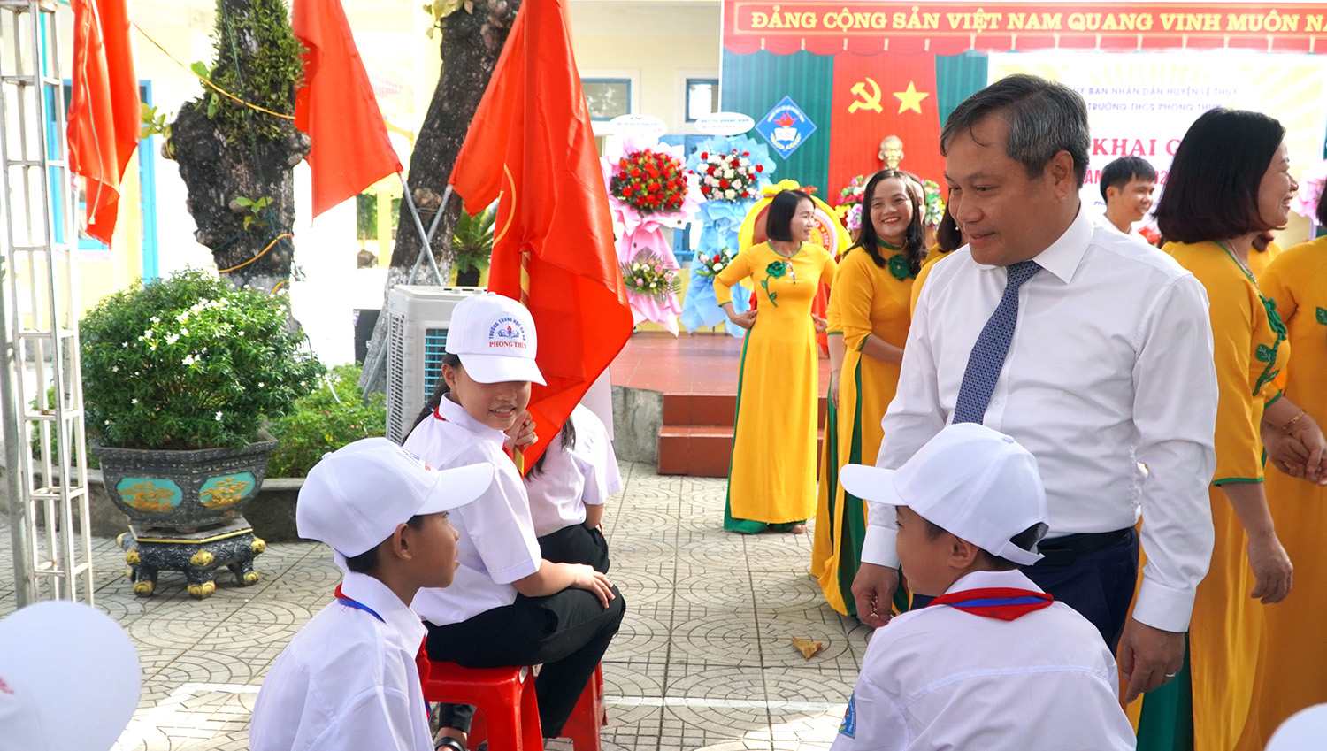 Các đồng chí lãnh đạo tỉnh dự lễ khai giảng năm học mới 2024-2025