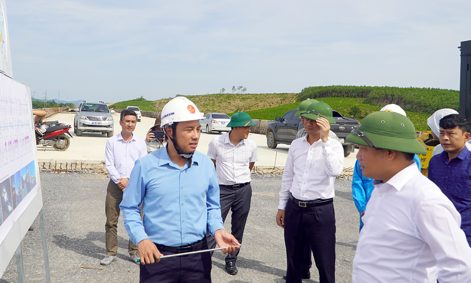 Đồng chí Bí thư Tỉnh ủy kiểm tra tiến độ dự án đường bộ cao tốc Bắc-Nam tại huyện Lệ Thủy