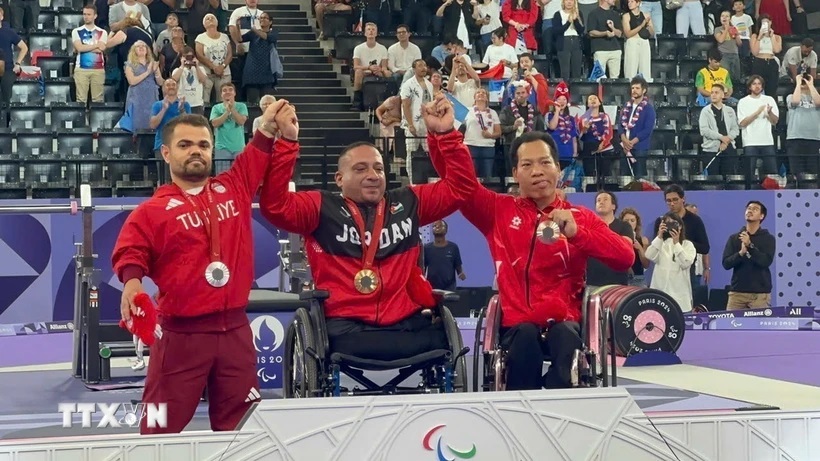 Thưởng nóng đô cử Lê Văn Công giành Huy chương Đồng Paralympic