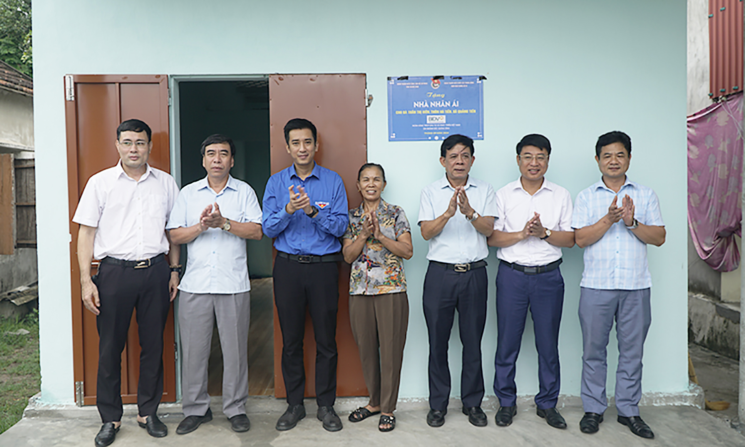 Bàn giao 4 nhà nhân ái cho các hộ gia đình khó khăn
