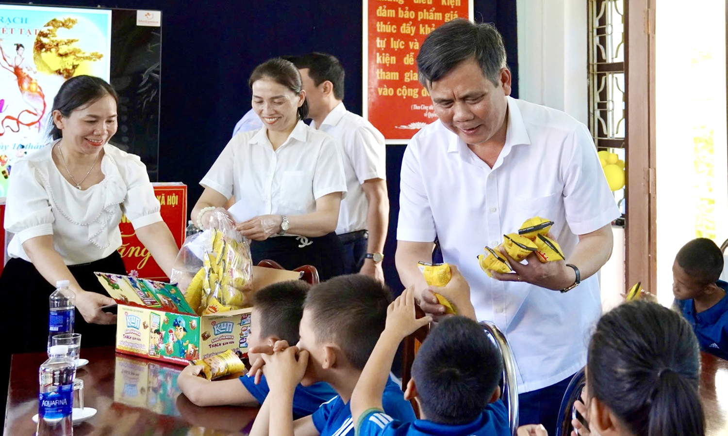 Đồng chí Chủ tịch UBND tỉnh thăm, tặng quà trẻ em khuyết tật nhân dịp Tết Trung thu