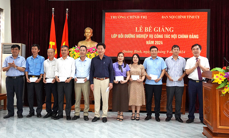 Bế giảng lớp bồi dưỡng nghiệp vụ công tác nội chính Đảng năm 2024