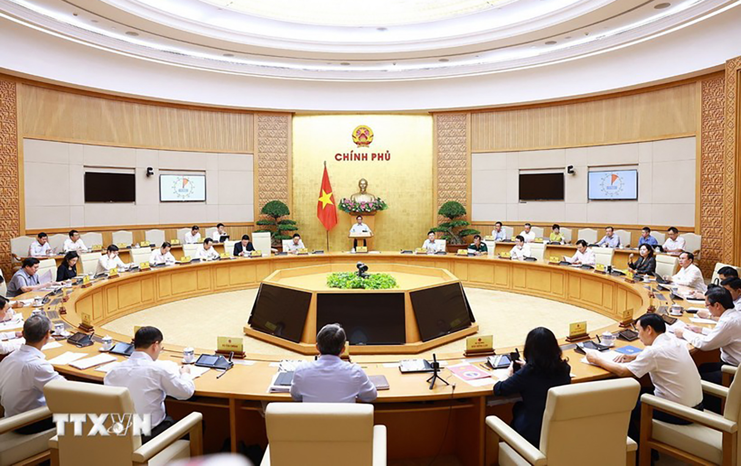 Thủ tướng: Tránh tình trạng bất cứ việc gì cấp dưới cũng lên 