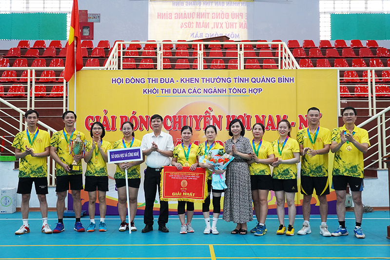 Đội bóng Sở Khoa học-Công nghệ giành cúp vô địch