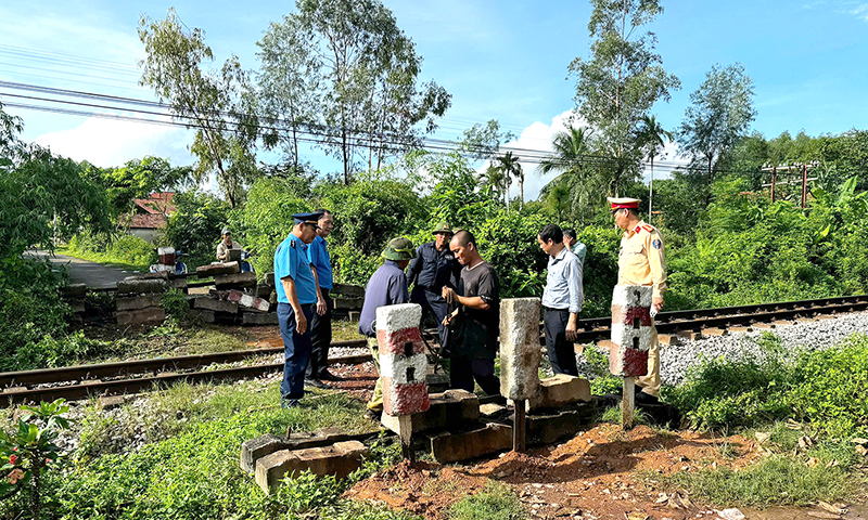 Lệ Thủy: Đóng, xóa lối đi tự mở qua đường sắt tại xã Mai Thủy