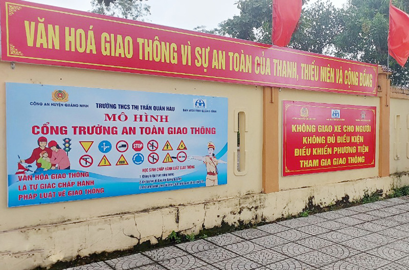 Bàn giao mô hình "Cổng trường an toàn giao thông"