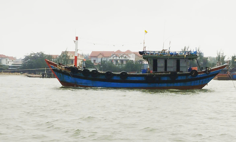 Kịp thời hỗ trợ ngư dân cứu kéo tàu bị nạn