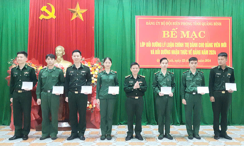 Đảng ủy Bộ đội Biên phòng tỉnh: Bế giảng lớp bồi dưỡng lý luận chính trị cho đảng viên mới