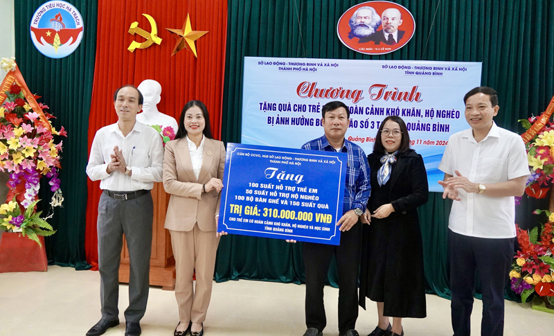 Tặng quà cho trẻ em, người dân hoàn cảnh khó khăn