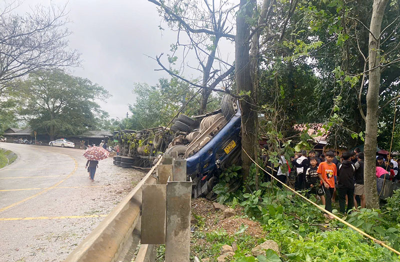 Xe container đâm vào gốc cây, 2 người bị thương